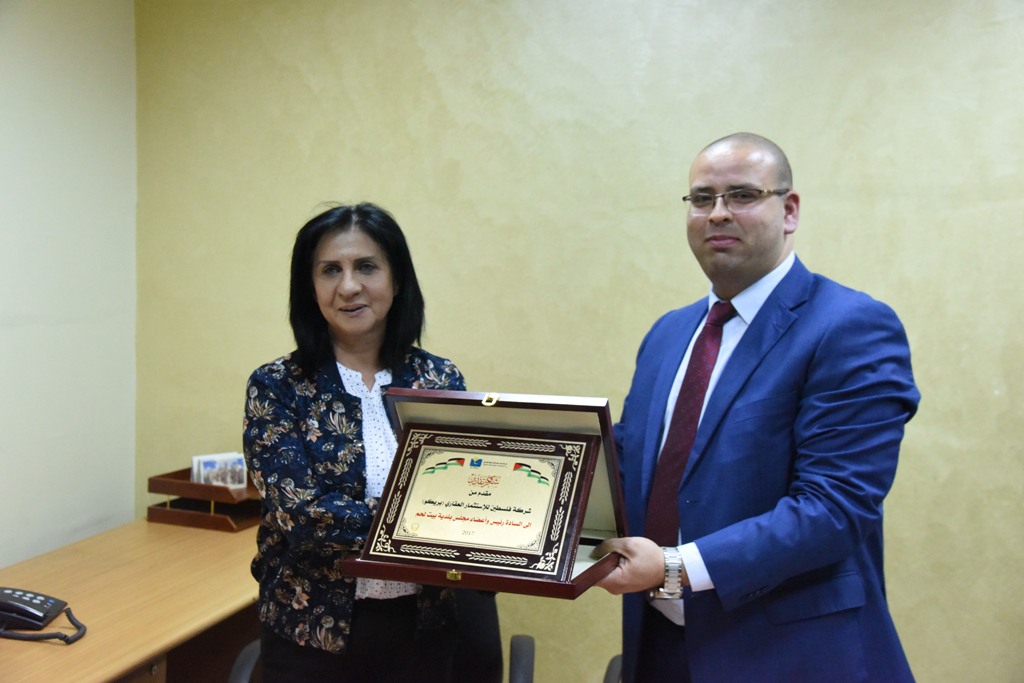 بلدية بيت لحم تستلم رسميا محطة الباصات المركزية في بيت لحم 