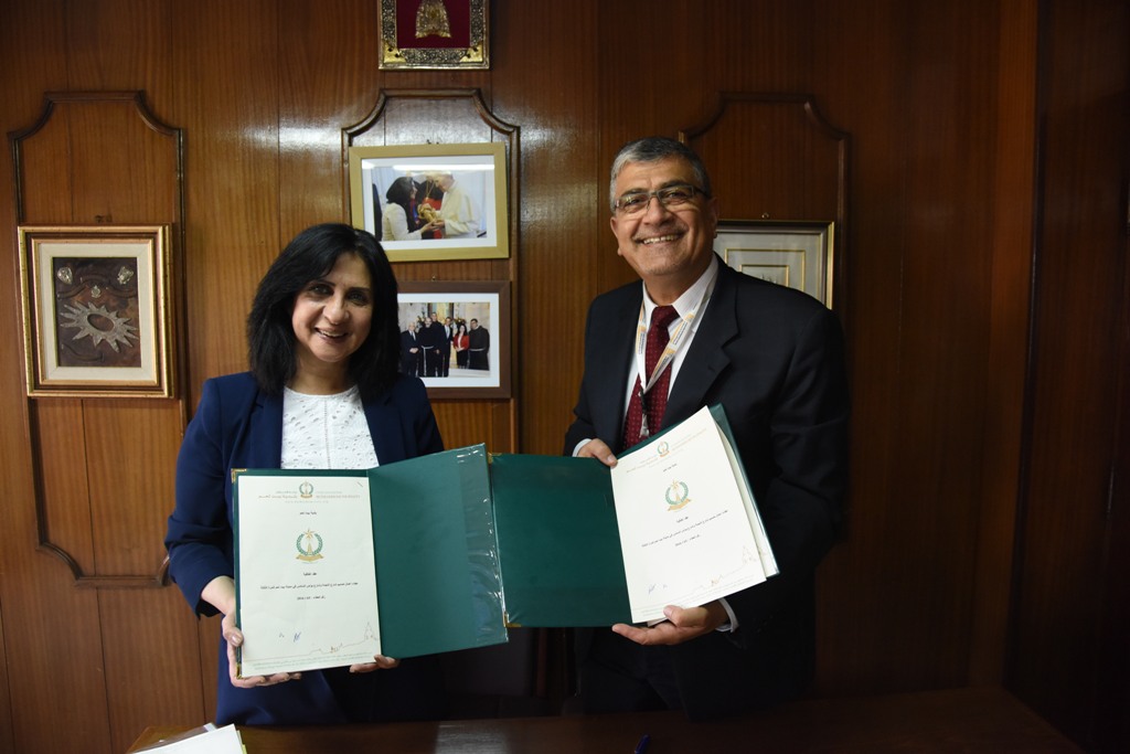 رئيسة بلدية بيت لحم توقع مع المجموعة الإستشارية للتنمية والإعمار على عقد اتفاقية  لعطاء اعمال تصميم شارع النجمة وشارع بولس السادس