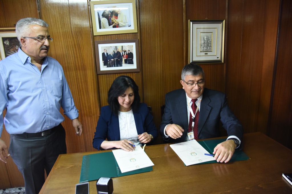 رئيسة بلدية بيت لحم توقع مع المجموعة الإستشارية للتنمية والإعمار على عقد اتفاقية  لعطاء اعمال تصميم شارع النجمة وشارع بولس السادس