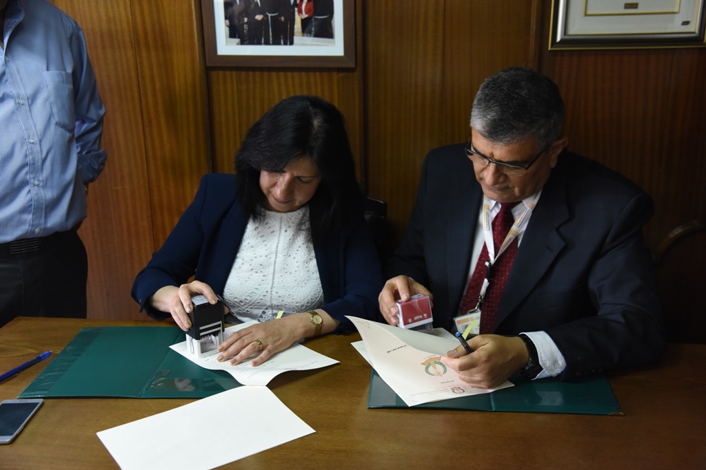 رئيسة بلدية بيت لحم توقع مع المجموعة الإستشارية للتنمية والإعمار على عقد اتفاقية  لعطاء اعمال تصميم شارع النجمة وشارع بولس السادس