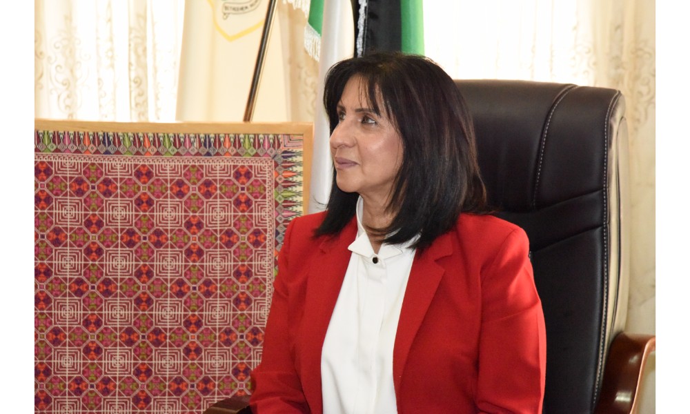 رئيسة بلدية بيت لحم وممثل روسيا لدى فلسطين يزيحان الستارة عن لوحتي تدشين مشروع تأهيل شارع النجمة وتفرعاته وتأهيل مبنى بلدية بيت لحم 