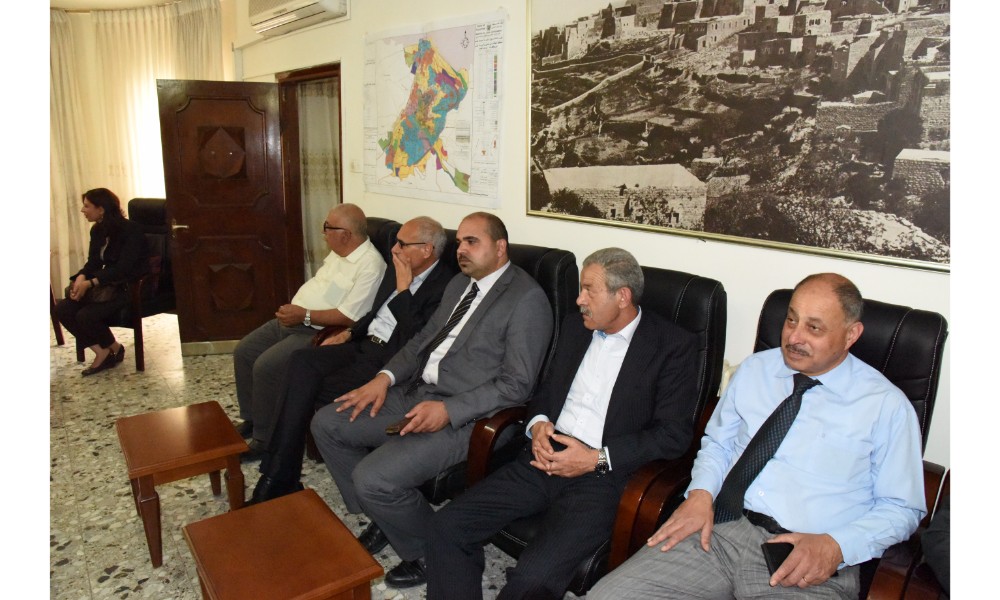 رئيسة بلدية بيت لحم وممثل روسيا لدى فلسطين يزيحان الستارة عن لوحتي تدشين مشروع تأهيل شارع النجمة وتفرعاته وتأهيل مبنى بلدية بيت لحم 