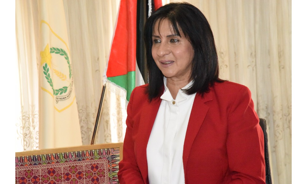 رئيسة بلدية بيت لحم وممثل روسيا لدى فلسطين يزيحان الستارة عن لوحتي تدشين مشروع تأهيل شارع النجمة وتفرعاته وتأهيل مبنى بلدية بيت لحم 