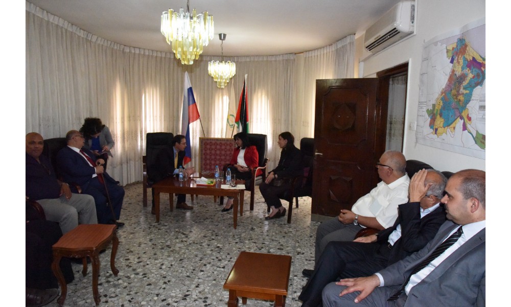 رئيسة بلدية بيت لحم وممثل روسيا لدى فلسطين يزيحان الستارة عن لوحتي تدشين مشروع تأهيل شارع النجمة وتفرعاته وتأهيل مبنى بلدية بيت لحم 