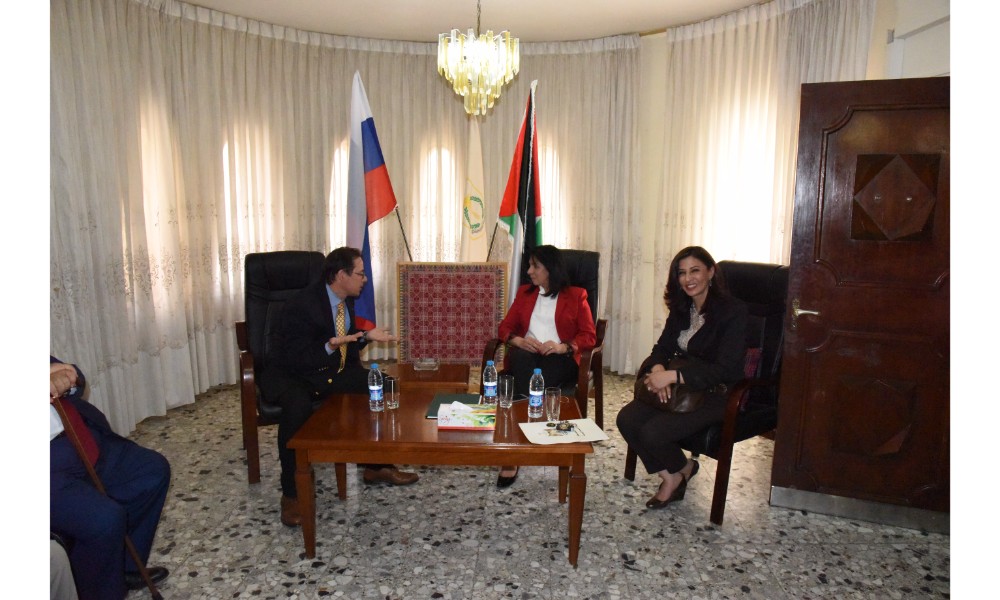 رئيسة بلدية بيت لحم وممثل روسيا لدى فلسطين يزيحان الستارة عن لوحتي تدشين مشروع تأهيل شارع النجمة وتفرعاته وتأهيل مبنى بلدية بيت لحم 