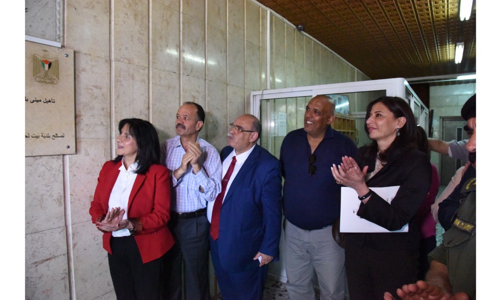 رئيسة بلدية بيت لحم وممثل روسيا لدى فلسطين يزيحان الستارة عن لوحتي تدشين مشروع تأهيل شارع النجمة وتفرعاته وتأهيل مبنى بلدية بيت لحم 