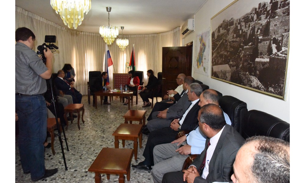 رئيسة بلدية بيت لحم وممثل روسيا لدى فلسطين يزيحان الستارة عن لوحتي تدشين مشروع تأهيل شارع النجمة وتفرعاته وتأهيل مبنى بلدية بيت لحم 