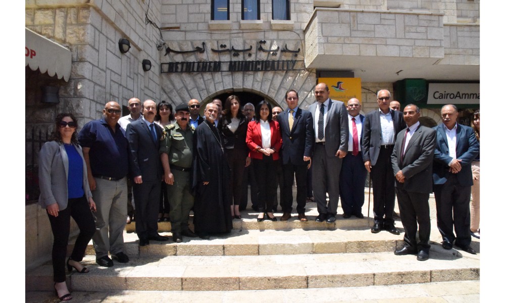 رئيسة بلدية بيت لحم وممثل روسيا لدى فلسطين يزيحان الستارة عن لوحتي تدشين مشروع تأهيل شارع النجمة وتفرعاته وتأهيل مبنى بلدية بيت لحم 