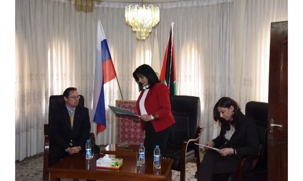 رئيسة بلدية بيت لحم وممثل روسيا لدى فلسطين يزيحان الستارة عن لوحتي تدشين مشروع تأهيل شارع النجمة وتفرعاته وتأهيل مبنى بلدية بيت لحم 