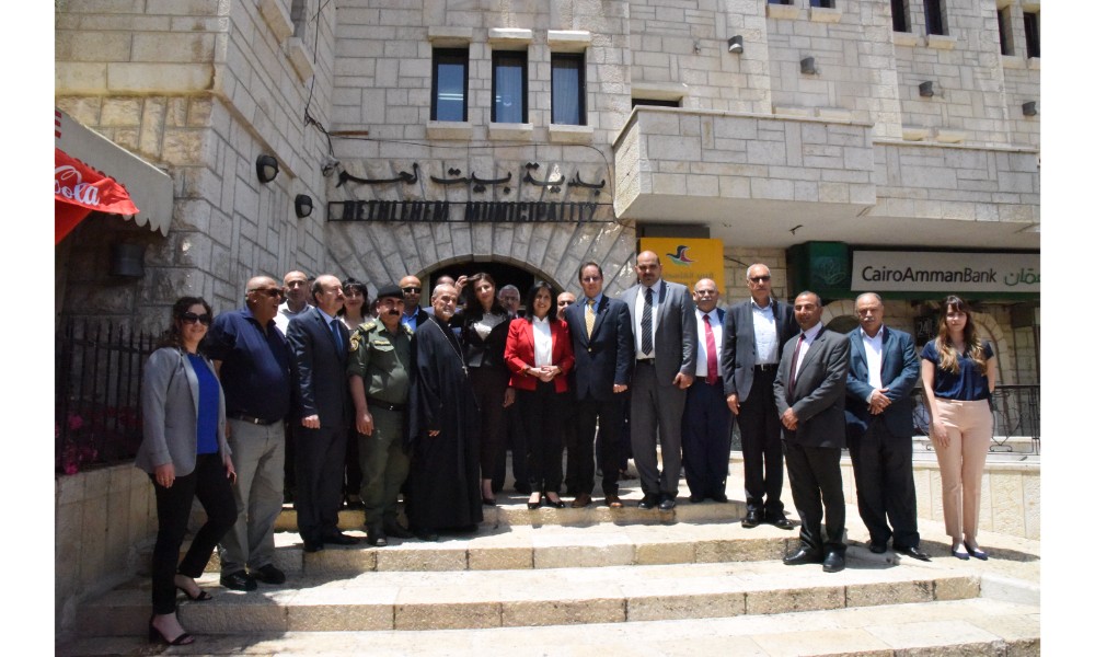 رئيسة بلدية بيت لحم وممثل روسيا لدى فلسطين يزيحان الستارة عن لوحتي تدشين مشروع تأهيل شارع النجمة وتفرعاته وتأهيل مبنى بلدية بيت لحم 