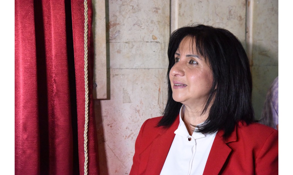 رئيسة بلدية بيت لحم وممثل روسيا لدى فلسطين يزيحان الستارة عن لوحتي تدشين مشروع تأهيل شارع النجمة وتفرعاته وتأهيل مبنى بلدية بيت لحم 