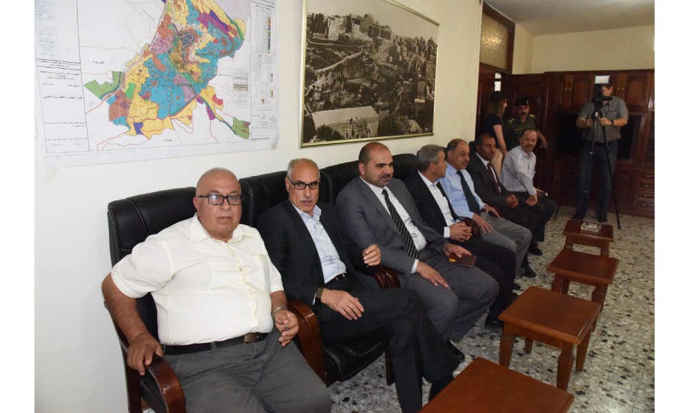 رئيسة بلدية بيت لحم وممثل روسيا لدى فلسطين يزيحان الستارة عن لوحتي تدشين مشروع تأهيل شارع النجمة وتفرعاته وتأهيل مبنى بلدية بيت لحم 