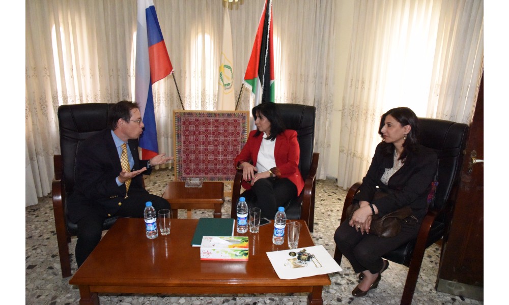 رئيسة بلدية بيت لحم وممثل روسيا لدى فلسطين يزيحان الستارة عن لوحتي تدشين مشروع تأهيل شارع النجمة وتفرعاته وتأهيل مبنى بلدية بيت لحم 