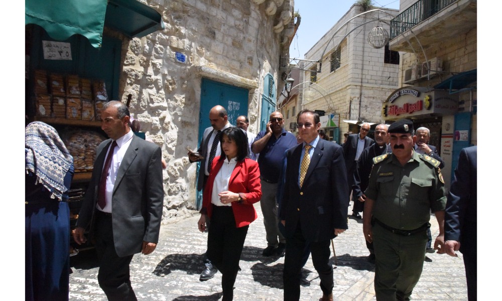 رئيسة بلدية بيت لحم وممثل روسيا لدى فلسطين يزيحان الستارة عن لوحتي تدشين مشروع تأهيل شارع النجمة وتفرعاته وتأهيل مبنى بلدية بيت لحم 