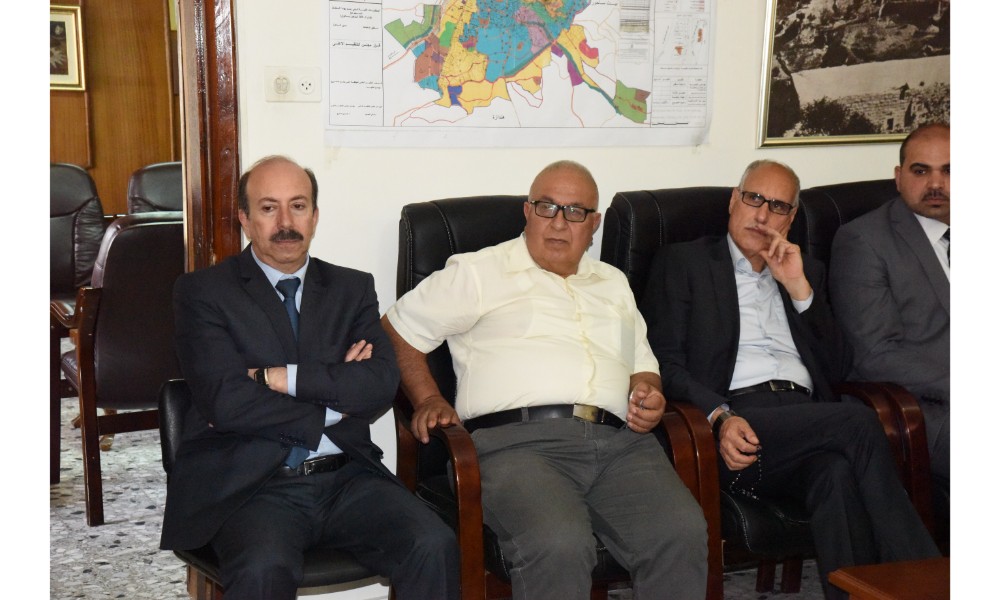 رئيسة بلدية بيت لحم وممثل روسيا لدى فلسطين يزيحان الستارة عن لوحتي تدشين مشروع تأهيل شارع النجمة وتفرعاته وتأهيل مبنى بلدية بيت لحم 