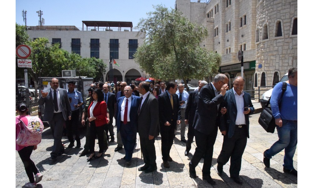 رئيسة بلدية بيت لحم وممثل روسيا لدى فلسطين يزيحان الستارة عن لوحتي تدشين مشروع تأهيل شارع النجمة وتفرعاته وتأهيل مبنى بلدية بيت لحم 