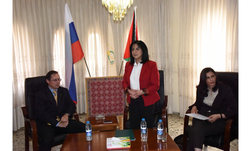 رئيسة بلدية بيت لحم وممثل روسيا لدى فلسطين يزيحان الستارة عن لوحتي تدشين مشروع تأهيل شارع النجمة وتفرعاته وتأهيل مبنى بلدية بيت لحم 