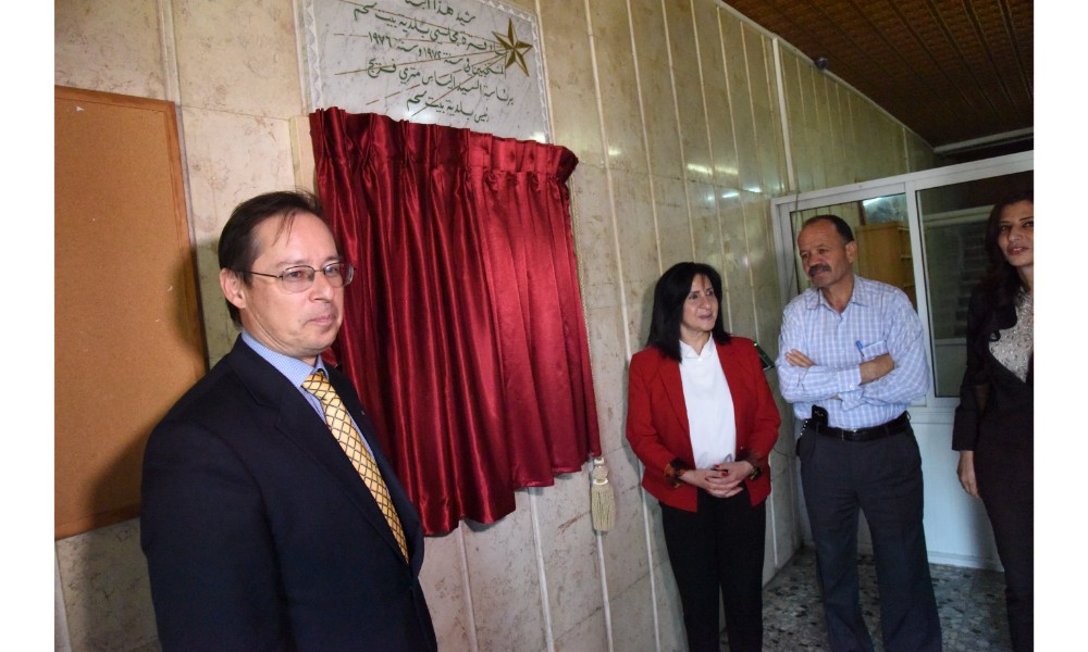 رئيسة بلدية بيت لحم وممثل روسيا لدى فلسطين يزيحان الستارة عن لوحتي تدشين مشروع تأهيل شارع النجمة وتفرعاته وتأهيل مبنى بلدية بيت لحم 