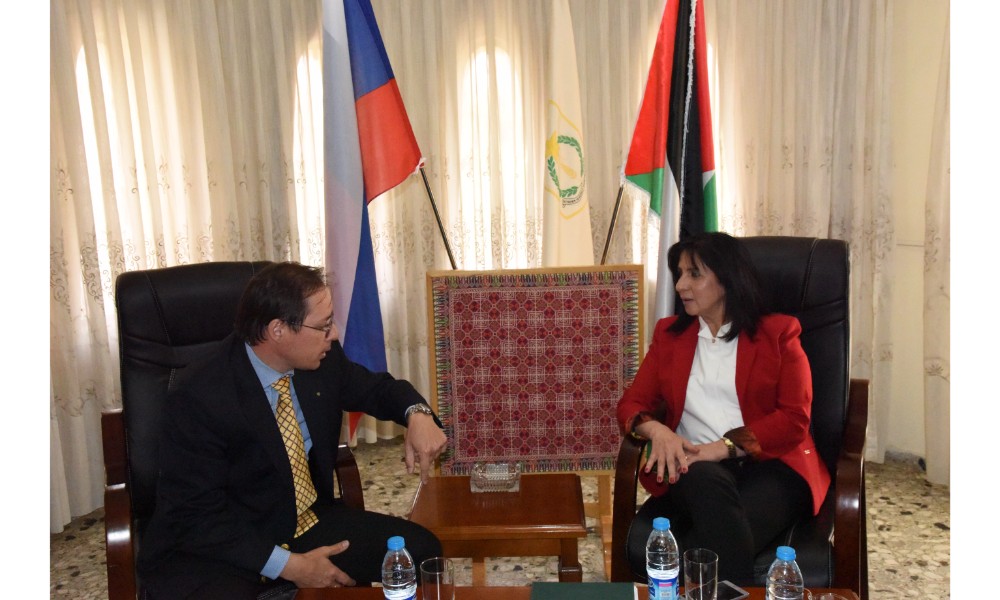 رئيسة بلدية بيت لحم وممثل روسيا لدى فلسطين يزيحان الستارة عن لوحتي تدشين مشروع تأهيل شارع النجمة وتفرعاته وتأهيل مبنى بلدية بيت لحم 