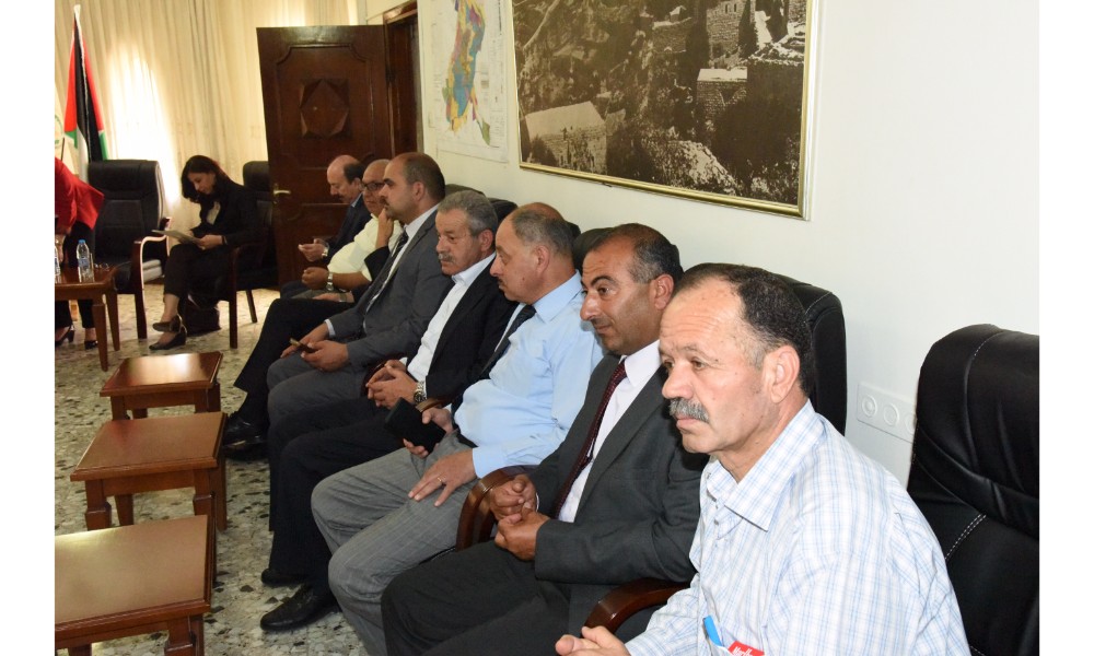 رئيسة بلدية بيت لحم وممثل روسيا لدى فلسطين يزيحان الستارة عن لوحتي تدشين مشروع تأهيل شارع النجمة وتفرعاته وتأهيل مبنى بلدية بيت لحم 