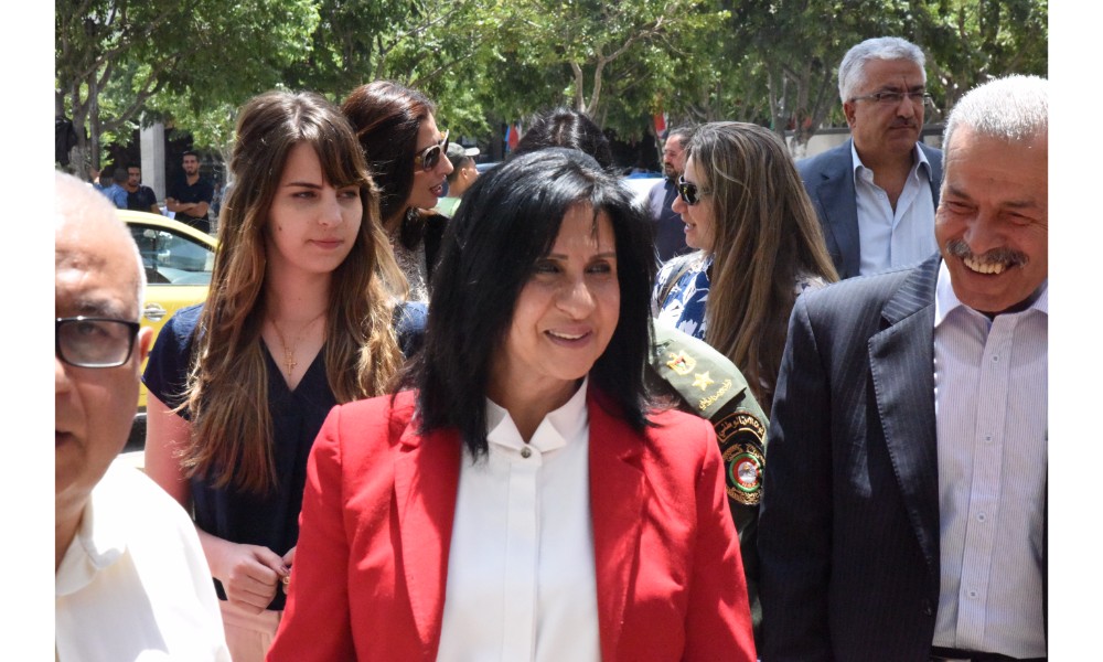 رئيسة بلدية بيت لحم وممثل روسيا لدى فلسطين يزيحان الستارة عن لوحتي تدشين مشروع تأهيل شارع النجمة وتفرعاته وتأهيل مبنى بلدية بيت لحم 