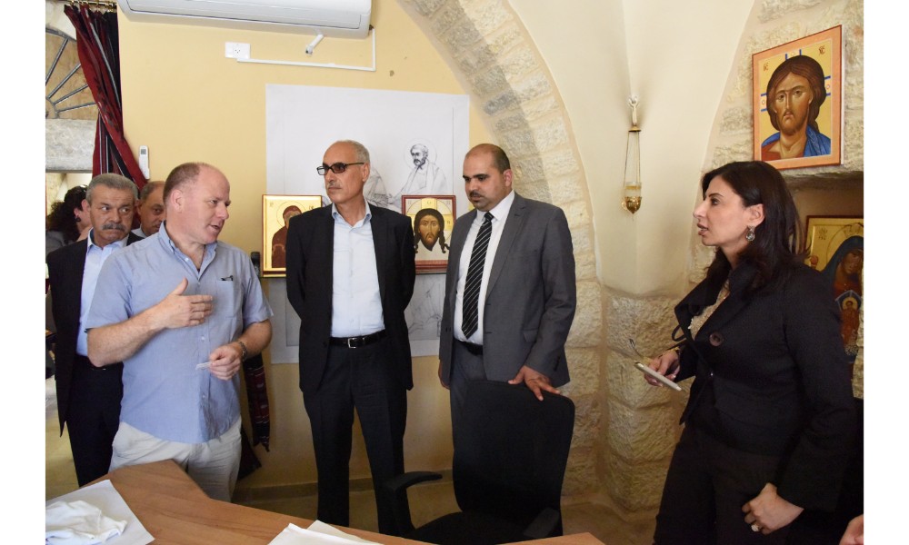 رئيسة بلدية بيت لحم وممثل روسيا لدى فلسطين يزيحان الستارة عن لوحتي تدشين مشروع تأهيل شارع النجمة وتفرعاته وتأهيل مبنى بلدية بيت لحم 