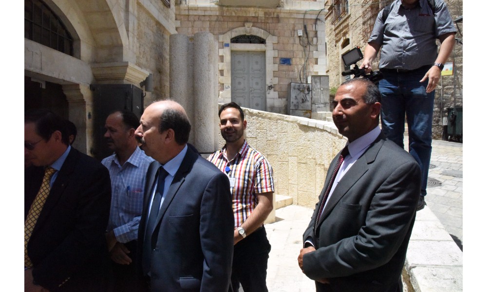 رئيسة بلدية بيت لحم وممثل روسيا لدى فلسطين يزيحان الستارة عن لوحتي تدشين مشروع تأهيل شارع النجمة وتفرعاته وتأهيل مبنى بلدية بيت لحم 