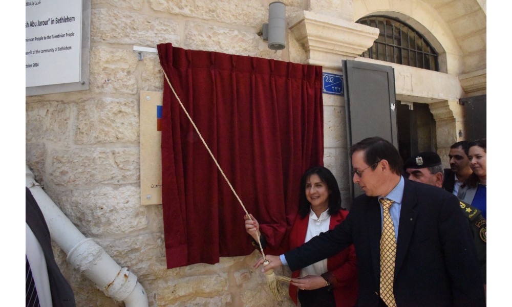 رئيسة بلدية بيت لحم وممثل روسيا لدى فلسطين يزيحان الستارة عن لوحتي تدشين مشروع تأهيل شارع النجمة وتفرعاته وتأهيل مبنى بلدية بيت لحم 