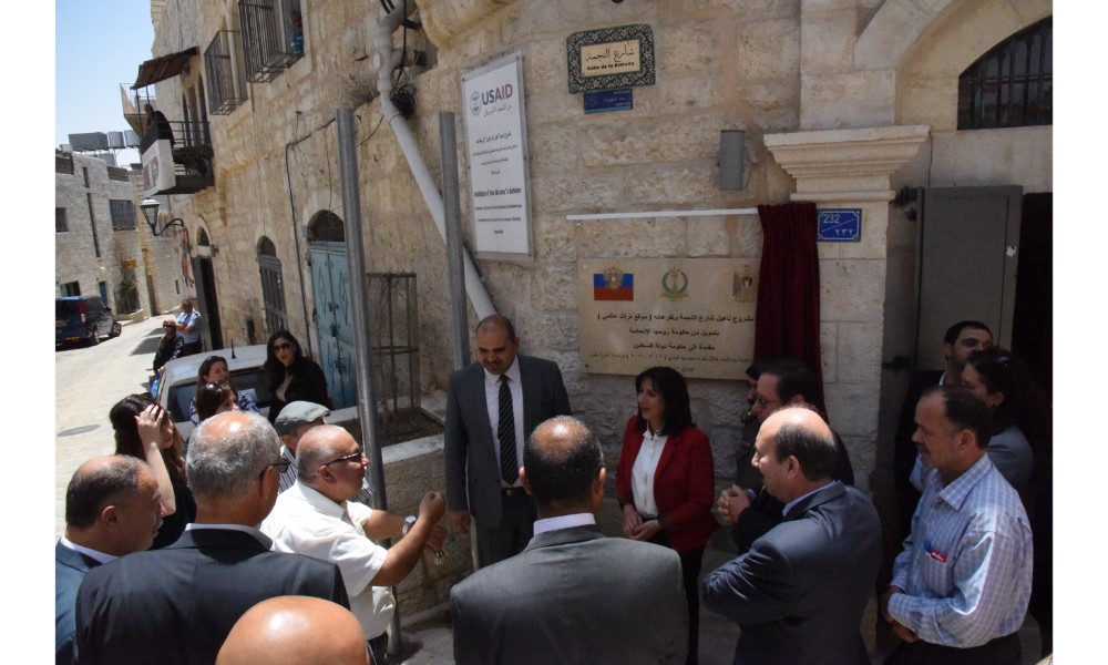 رئيسة بلدية بيت لحم وممثل روسيا لدى فلسطين يزيحان الستارة عن لوحتي تدشين مشروع تأهيل شارع النجمة وتفرعاته وتأهيل مبنى بلدية بيت لحم 