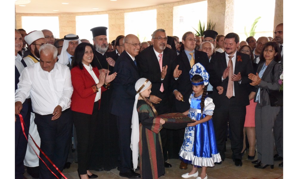 رئيسة بلدية بيت لحم وممثل روسيا لدى فلسطين يزيحان الستارة عن لوحتي تدشين مشروع تأهيل شارع النجمة وتفرعاته وتأهيل مبنى بلدية بيت لحم 