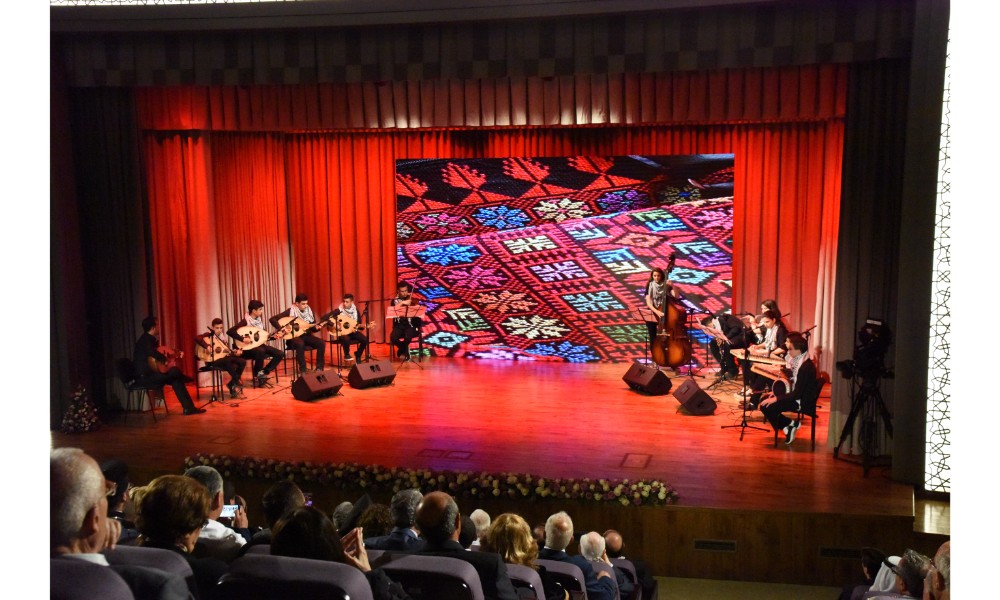 رئيسة بلدية بيت لحم وممثل روسيا لدى فلسطين يزيحان الستارة عن لوحتي تدشين مشروع تأهيل شارع النجمة وتفرعاته وتأهيل مبنى بلدية بيت لحم 