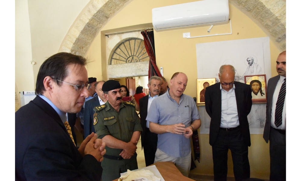 رئيسة بلدية بيت لحم وممثل روسيا لدى فلسطين يزيحان الستارة عن لوحتي تدشين مشروع تأهيل شارع النجمة وتفرعاته وتأهيل مبنى بلدية بيت لحم 