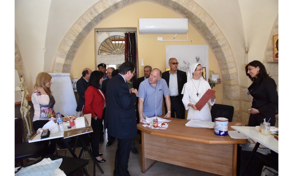 رئيسة بلدية بيت لحم وممثل روسيا لدى فلسطين يزيحان الستارة عن لوحتي تدشين مشروع تأهيل شارع النجمة وتفرعاته وتأهيل مبنى بلدية بيت لحم 