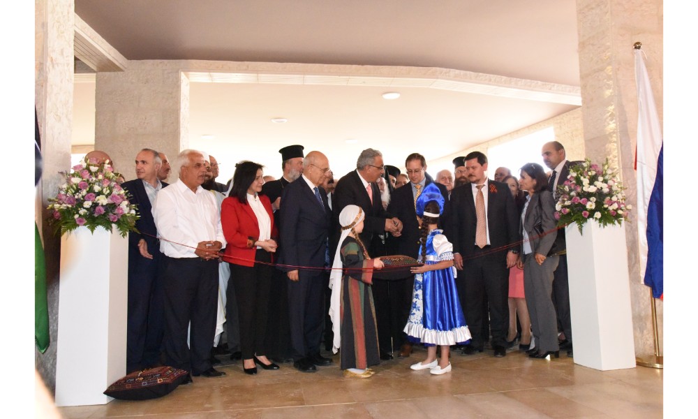 رئيسة بلدية بيت لحم وممثل روسيا لدى فلسطين يزيحان الستارة عن لوحتي تدشين مشروع تأهيل شارع النجمة وتفرعاته وتأهيل مبنى بلدية بيت لحم 