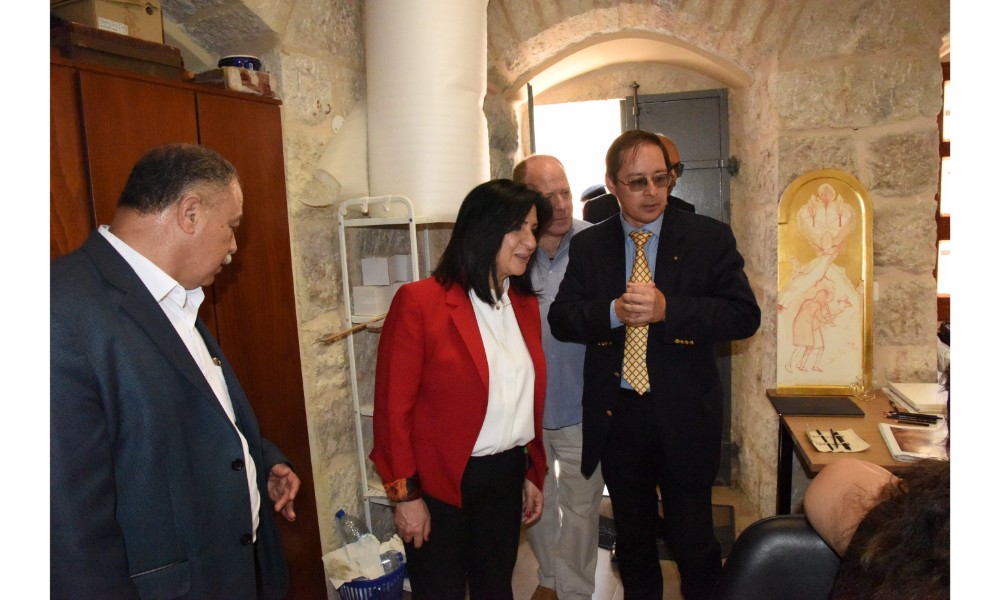 رئيسة بلدية بيت لحم وممثل روسيا لدى فلسطين يزيحان الستارة عن لوحتي تدشين مشروع تأهيل شارع النجمة وتفرعاته وتأهيل مبنى بلدية بيت لحم 