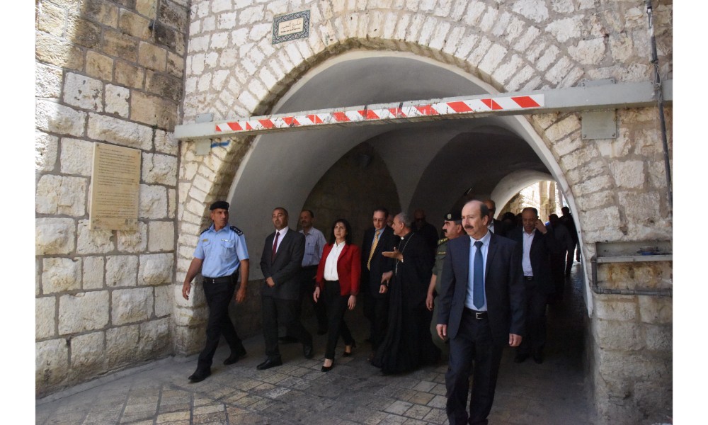 رئيسة بلدية بيت لحم وممثل روسيا لدى فلسطين يزيحان الستارة عن لوحتي تدشين مشروع تأهيل شارع النجمة وتفرعاته وتأهيل مبنى بلدية بيت لحم 