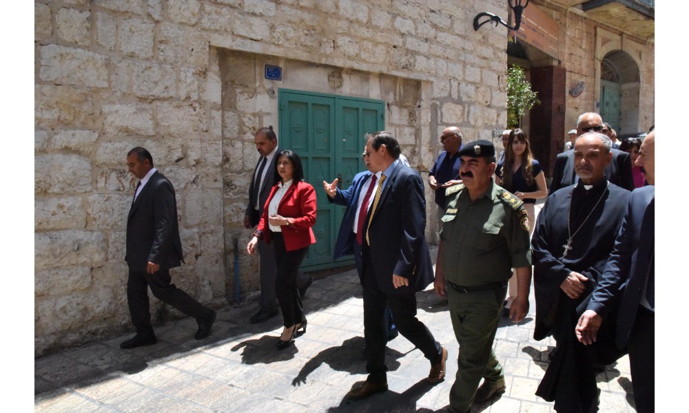 رئيسة بلدية بيت لحم وممثل روسيا لدى فلسطين يزيحان الستارة عن لوحتي تدشين مشروع تأهيل شارع النجمة وتفرعاته وتأهيل مبنى بلدية بيت لحم 