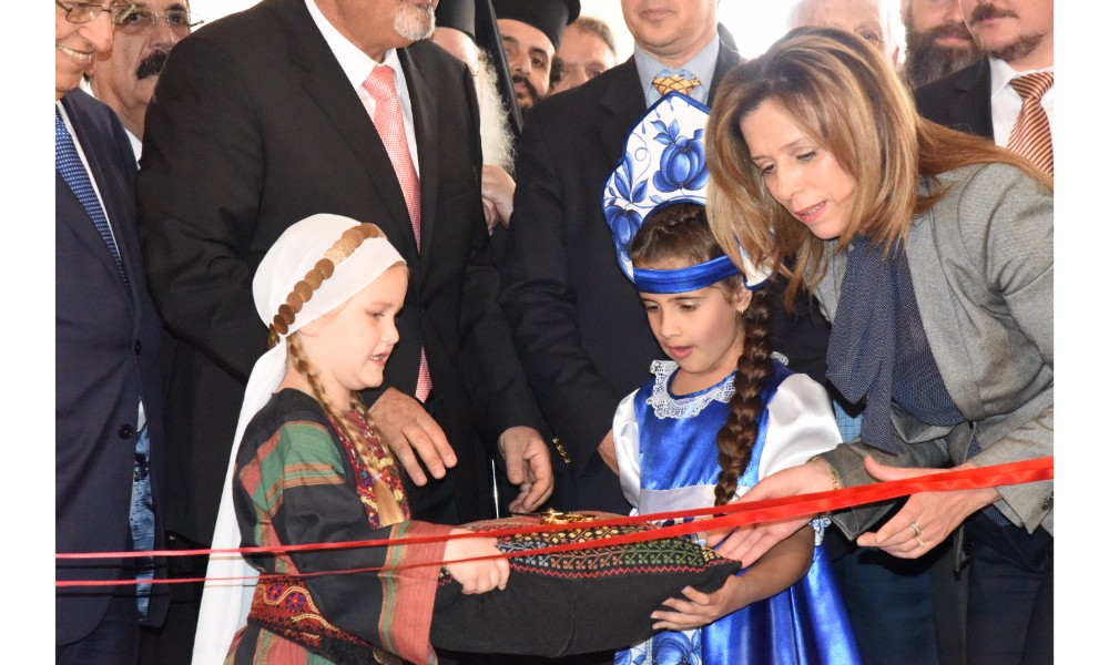 رئيسة بلدية بيت لحم وممثل روسيا لدى فلسطين يزيحان الستارة عن لوحتي تدشين مشروع تأهيل شارع النجمة وتفرعاته وتأهيل مبنى بلدية بيت لحم 