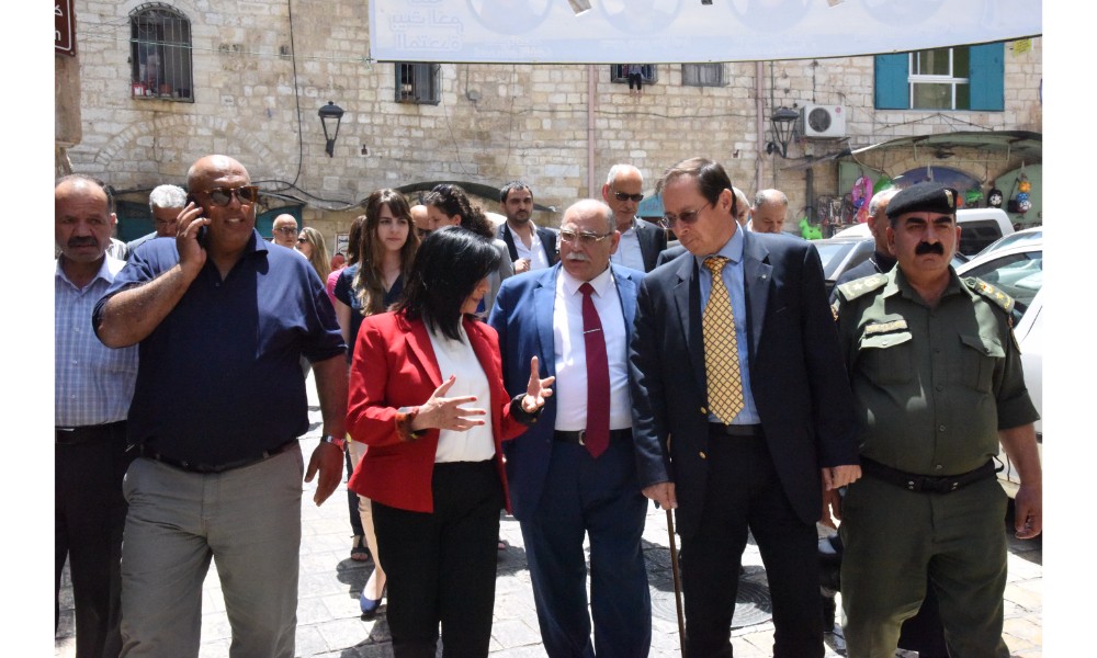 رئيسة بلدية بيت لحم وممثل روسيا لدى فلسطين يزيحان الستارة عن لوحتي تدشين مشروع تأهيل شارع النجمة وتفرعاته وتأهيل مبنى بلدية بيت لحم 