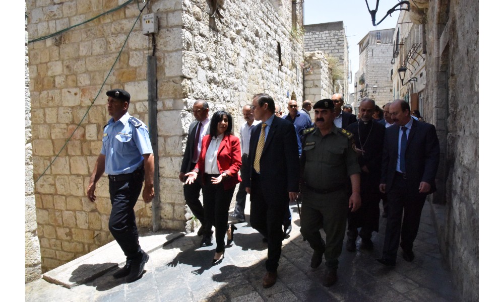 رئيسة بلدية بيت لحم وممثل روسيا لدى فلسطين يزيحان الستارة عن لوحتي تدشين مشروع تأهيل شارع النجمة وتفرعاته وتأهيل مبنى بلدية بيت لحم 