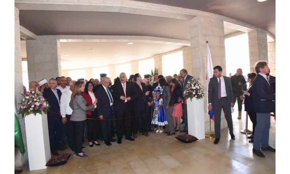 رئيسة بلدية بيت لحم وممثل روسيا لدى فلسطين يزيحان الستارة عن لوحتي تدشين مشروع تأهيل شارع النجمة وتفرعاته وتأهيل مبنى بلدية بيت لحم 