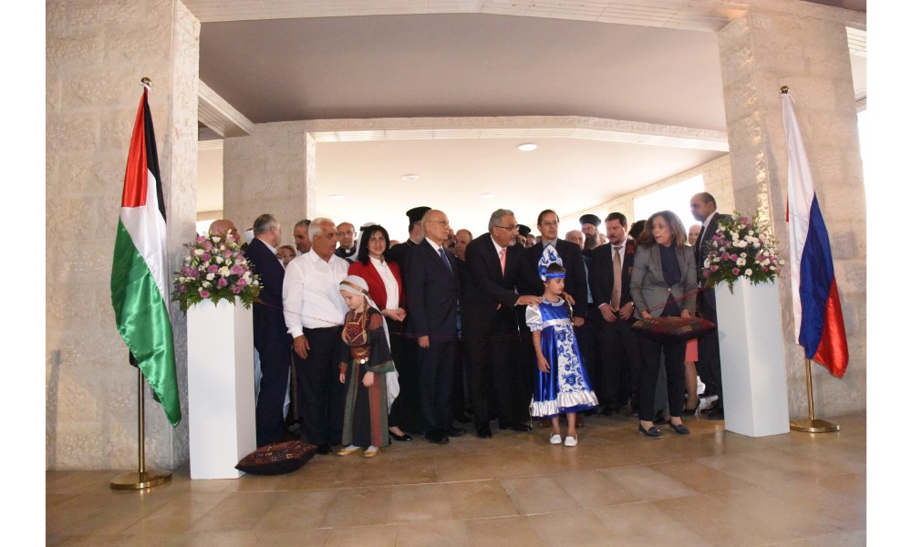 رئيسة بلدية بيت لحم وممثل روسيا لدى فلسطين يزيحان الستارة عن لوحتي تدشين مشروع تأهيل شارع النجمة وتفرعاته وتأهيل مبنى بلدية بيت لحم 