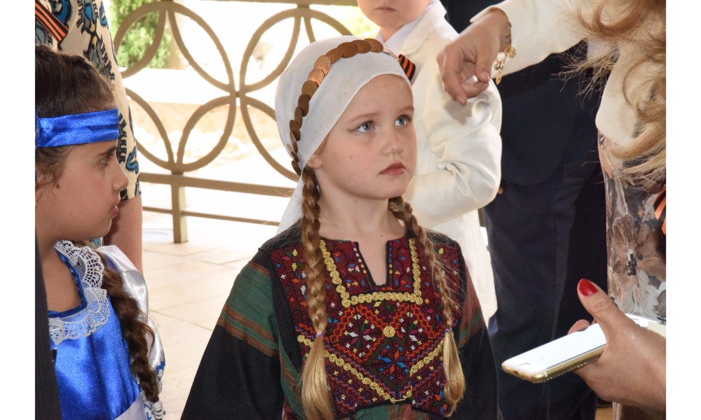 رئيسة بلدية بيت لحم وممثل روسيا لدى فلسطين يزيحان الستارة عن لوحتي تدشين مشروع تأهيل شارع النجمة وتفرعاته وتأهيل مبنى بلدية بيت لحم 