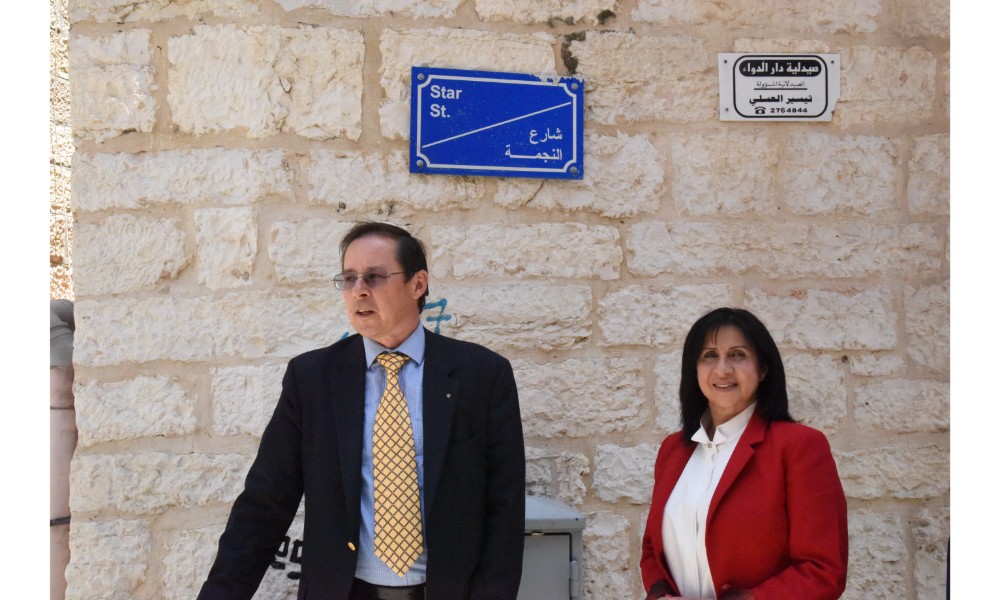 رئيسة بلدية بيت لحم وممثل روسيا لدى فلسطين يزيحان الستارة عن لوحتي تدشين مشروع تأهيل شارع النجمة وتفرعاته وتأهيل مبنى بلدية بيت لحم 