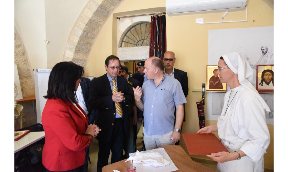 رئيسة بلدية بيت لحم وممثل روسيا لدى فلسطين يزيحان الستارة عن لوحتي تدشين مشروع تأهيل شارع النجمة وتفرعاته وتأهيل مبنى بلدية بيت لحم 