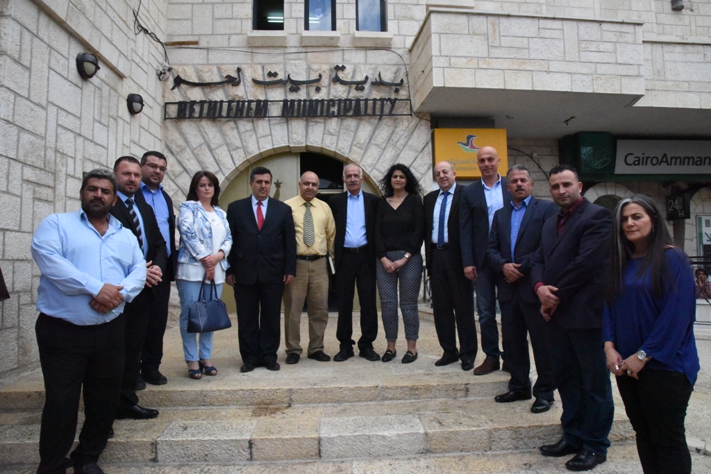 مجلس بلدية بيت لحم المُنتخب يعقد جلسته الأولى انتخاب أنطون سلمان رئيساً لبلدية بيت لحم وحنا حنانيا نائباً للرئيس