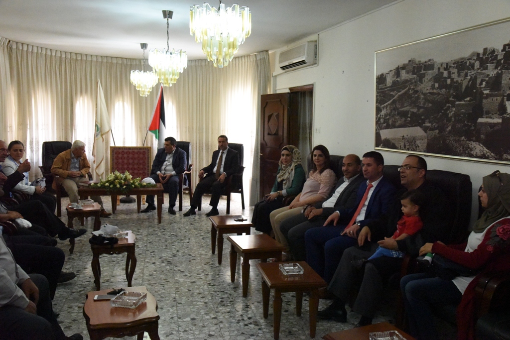 رئيس بلدية بيت لحم المحامي أنطون سلمان يستقبل عددا من الشخصيات الإعتبارية في دار البلدية والذين بدورهم قدموا التهنئة 