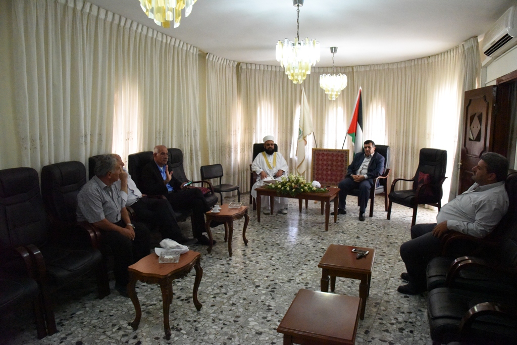 رئيس بلدية بيت لحم المحامي أنطون سلمان يستقبل عددا من الشخصيات الإعتبارية في دار البلدية والذين بدورهم قدموا التهنئة 