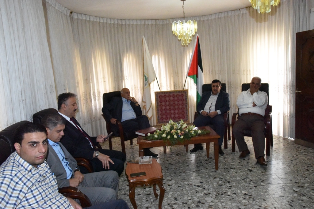 رئيس بلدية بيت لحم المحامي أنطون سلمان يستقبل عددا من الشخصيات الإعتبارية في دار البلدية والذين بدورهم قدموا التهنئة 