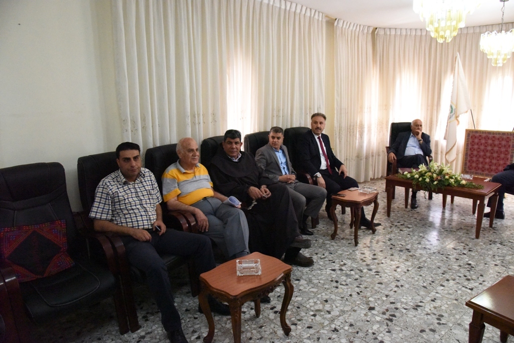 رئيس بلدية بيت لحم المحامي أنطون سلمان يستقبل عددا من الشخصيات الإعتبارية في دار البلدية والذين بدورهم قدموا التهنئة 